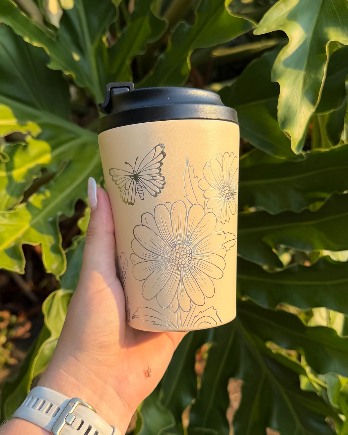 Hand Engraved 12oz Coffee Cup | Pale Peach Daisy