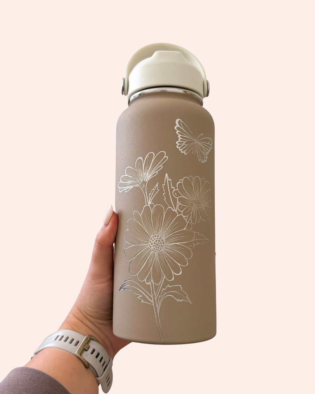 Hand Engraved 32oz Drink Bottle | Latte Daisy